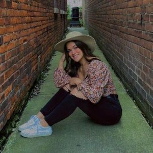 Meet your Posher, Alexes